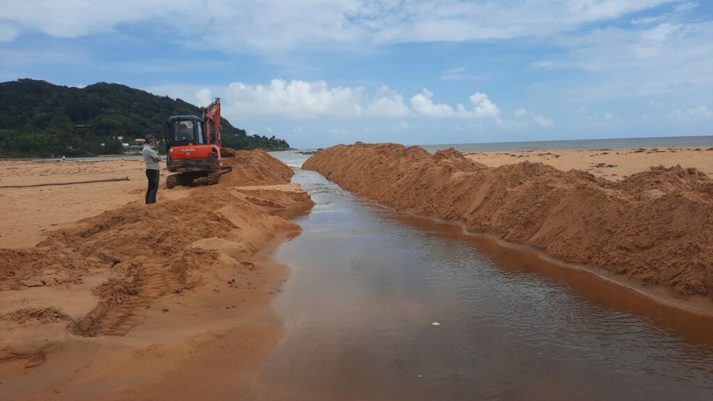 Le canal permet l'écoulement des eaux du marais vers la mer et permet la prévention des inondations de la zone© CACL 2022 Le canal permet l'écoulement des eaux du marais vers la mer et permet la prévention des inondations de la zone