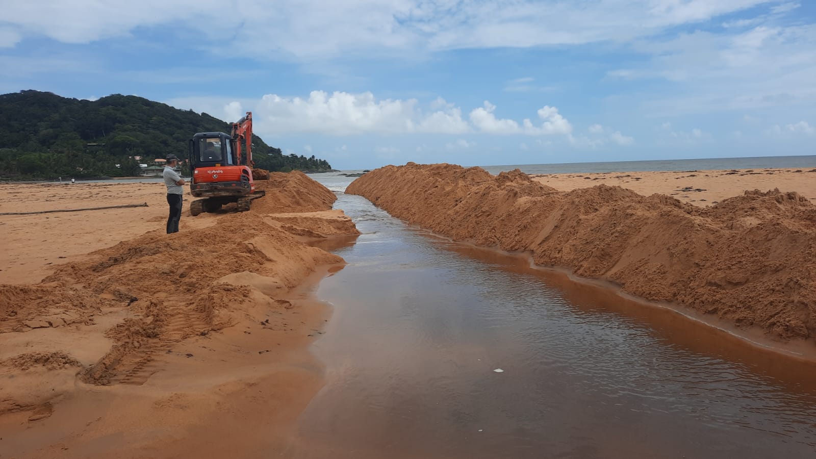 Le canal permet l'écoulement des eaux du marais vers la mer et permet la prévention des inondations de la zone© CACL 2022 Le canal permet l'écoulement des eaux du marais vers la mer et permet la prévention des inondations de la zone